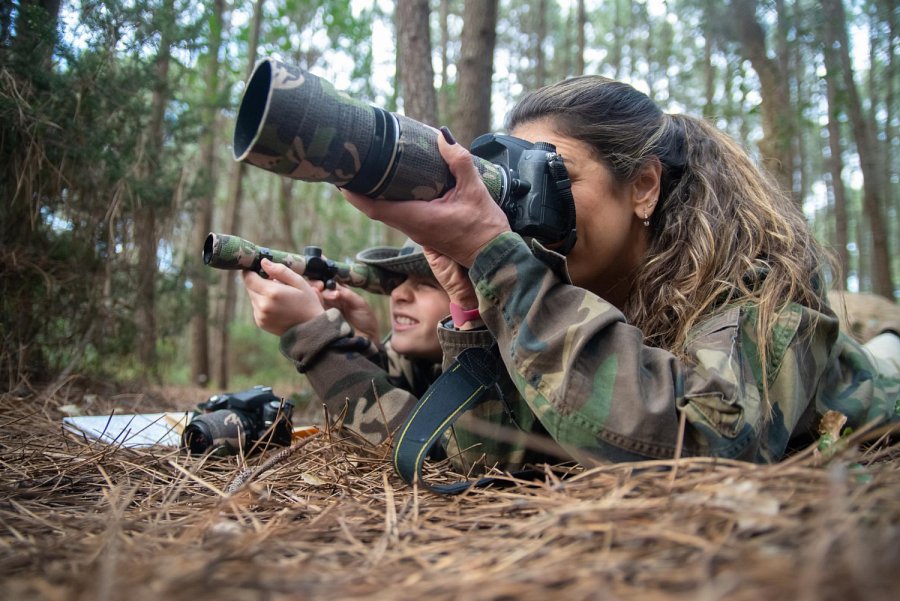 Kobieta z chłopcem w lesie, obserwują zwierzęta przez aparat fotograficzny z zoomem i małą lunetę