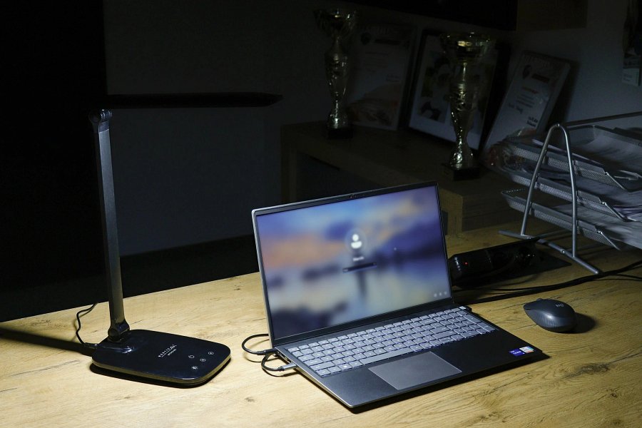 Lampa biurkowa Montis MT042-BK na biurku koło laptopa